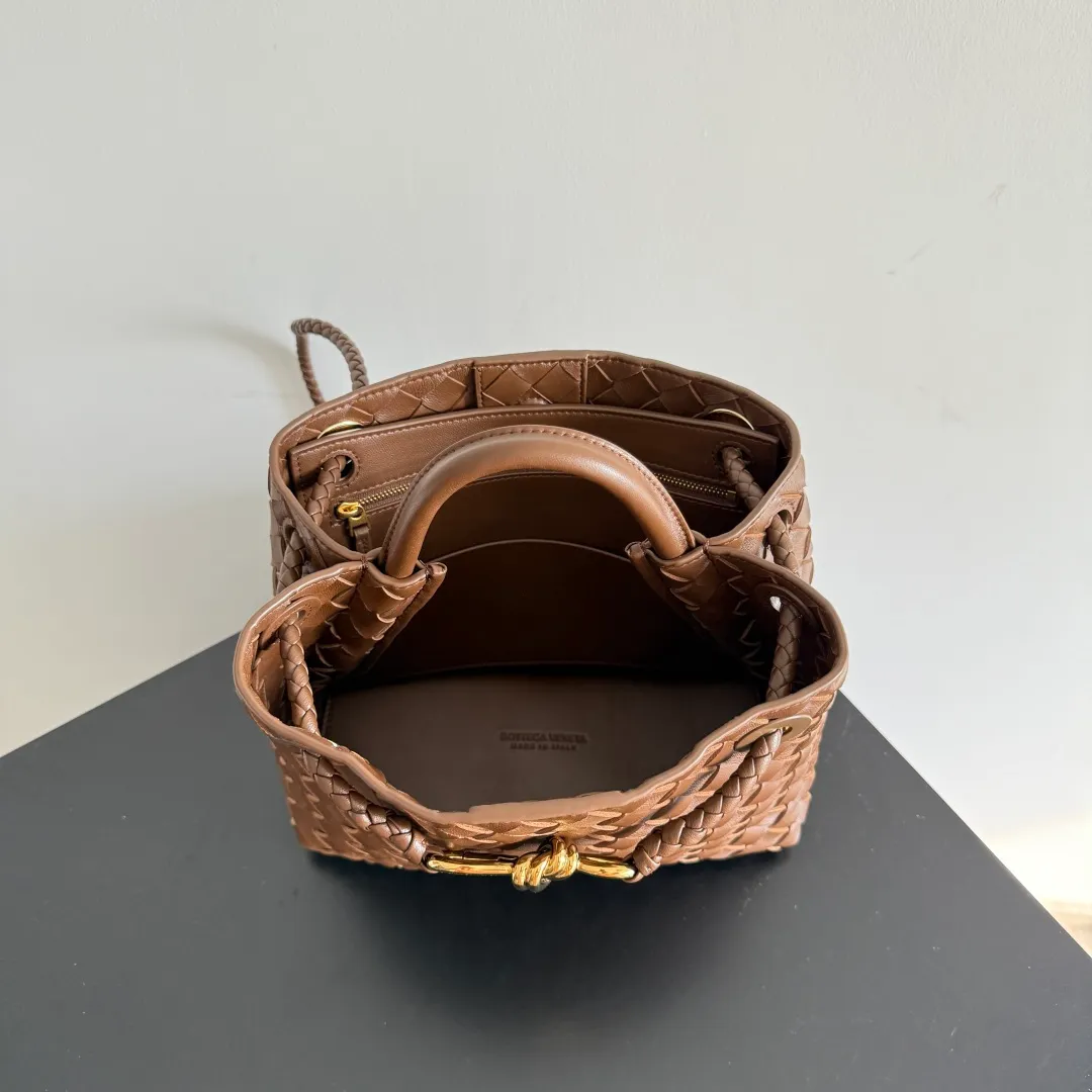 The 2023 new Andiamo batch of 1860 BV has been shipped‼ ️Really popular🔥The new Andiamo woven handbag launched by Bottega Veneta this season is really popular all over the world! ! Celebrities at home and abroad have worn it, and Oscar-winning actress Michelle Yeoh has taken it out on the street. Song Jia, Trai Yara, Yu Feihong, Sanji Ayaka, Rosie Hunting-Whiteley, Yoshioka Riho, etc. have all picked up this bag. It is classic and versatile, showing off its temperament, and the bag capacity is also large, which is very convenient for daily commuting! ! A variety of carrying methods, the shoulder straps can be adjusted by yourself, the original lambskin feels soft and delicate, and the neutral style is created to break gender boundaries and bring a more practical and longer-lasting use experience. Andiamo, which has both elegant and casual styles, perfectly interprets the true appearance of "fashionable old money style". Style No.: 743568 Color: Hazelnut Brown Size: 25*22*10.5cm
